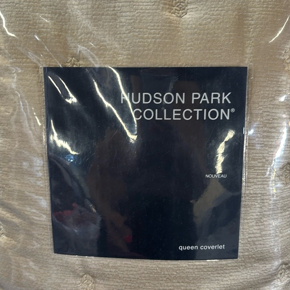 Hudson Park Collection
Nouveau Coverlet, Queen Value $400 - Picture 4 of 4
